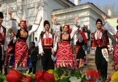 С песни и танци в Овча могила