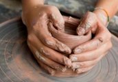Керамична работилница на открито в Къща за четящи хлапета