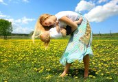 Мама и бебе танцуват