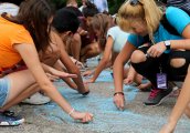 Десетки младежи нарисуваха почти 100-метрова карта на река Дунав