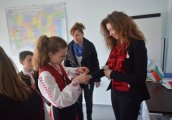 Деца доведоха Баба Марта в Община Приморско
